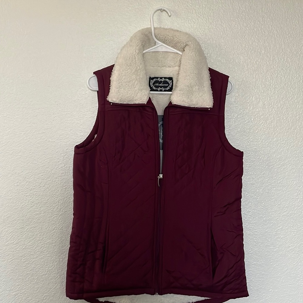 Women burgundy vest with faux fur.
